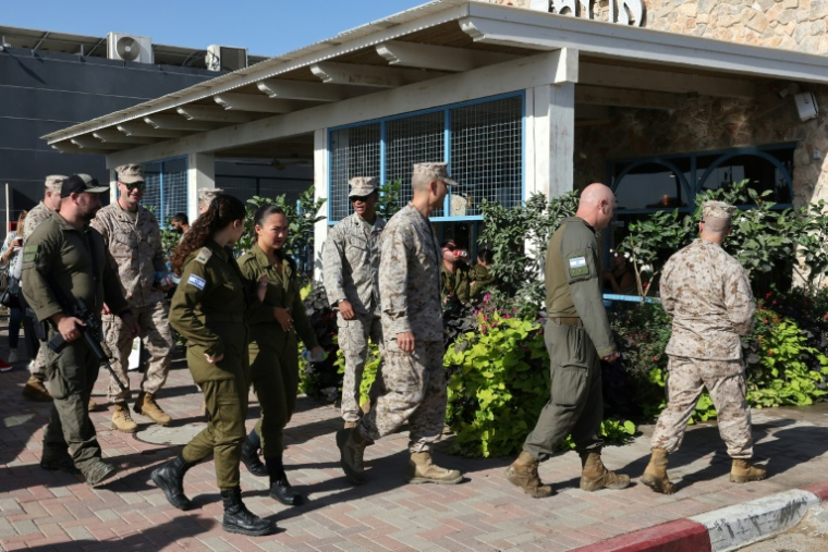 Des soldats américains et israéliens marchent dans une rue près du kibboutz de Kfar Aza,dans le sud d'Israël près de la frontière avec Gaza, le 21 octobre 2025 ( AFP / Jack GUEZ )