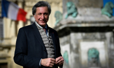 Le maire d'Arles, Patrick de Carolis, le 19 février 2020 à Arles ( AFP / GERARD JULIEN )