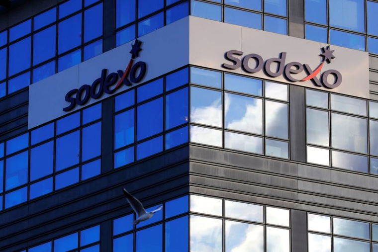 Le logo du groupe français de restauration et de gestion d'installations Sodexo est visible au siège social de l'entreprise, à Issy-les-Moulineaux, près de Paris