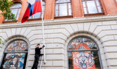 Le drapeau russe est retiré de la Ruslands Hus (Maison de la Russie) à Copenhague