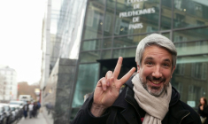 Guillaume Meurice pose devant le Conseil de prud'hommes de Paris, le 10 décembre 2025 ( AFP / Dimitar DILKOFF )