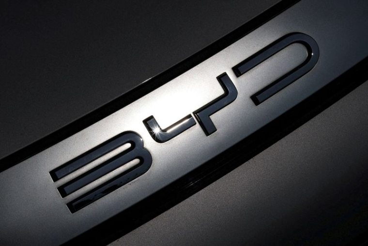 Logo BYD dans une concession près de Nantes