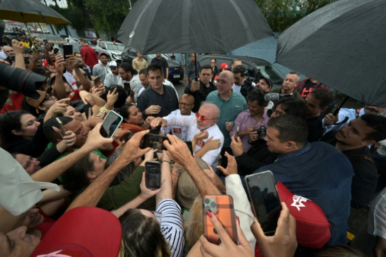 Le président du Brésil Luiz Inácio Lula da Silva, salue des partisans devant un bureau de vote lors du second tour de l’élection présidentielle à Sao Bernardo do Campo, dans l’État de Sao Paulo, au Brésil, le 25 octobre 2026 ( AFP / NELSON ALMEIDA )