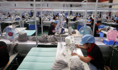 Des employés travaillent sur une chaîne de production dans une usine de Jiujiang, province du Jiangxi, en Chine