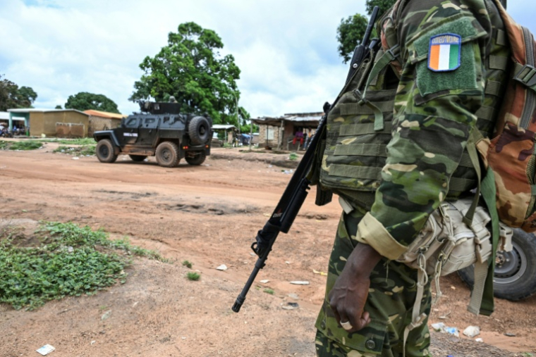 Des soldats ivoiriens en patrouille dans le village de Moro Moro, près de la frontière du Burkina Faso, le 9 octobre 2025, dans le nord-est de la Côte d'Ivoire ( AFP / Issouf SANOGO )