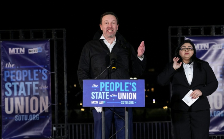 Le sénateur américain Chris Murphy, au centre et à sa droite Fereshteh Ganjavi, fondatrice d'Elena's Light, lors de la contre-soirée démocrate le 24 février 2026, à Washington ( AFP / Ken Cedeno )