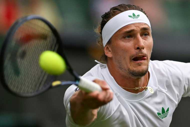 L'Allemand Alexander Zverev frappe un coup droit contre le Français Arthur Rinderknech au premier tour de Wimbledon, le 1er juillet 2025 à Londres  ( AFP / Glyn KIRK )