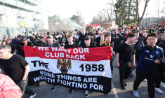 Les supporters de Manchester United manifestent avant le match contre Arsenal