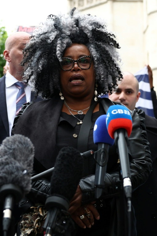 La Chagossienne Bertrice Pompe à la sortie de la Haute Cour de Londres le 22 mai 2025 après avoir été débouté du recours contre l'accord de restitution des îles Chagos à Maurice ( AFP / HENRY NICHOLLS )