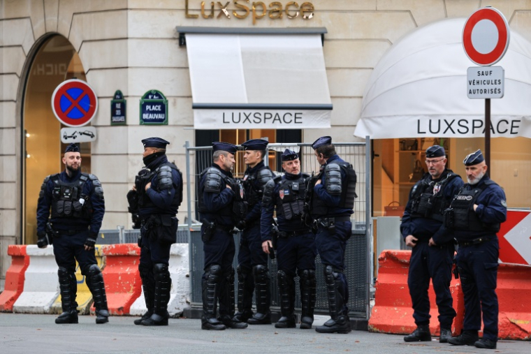 Forces de l'ordre déployées à Paris ( AFP / Ludovic MARIN )