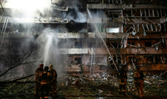 Des pompiers sur le site d'une frappe de missile russe contre un immeuble résidentiel à Kiev, le 14 octobre 2026 en Ukraine ( AFP / Genya SAVILOV )
