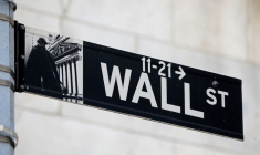 Un panneau indiquant Wall Street est visible à l'extérieur de la Bourse de New York (NYSE) à New York