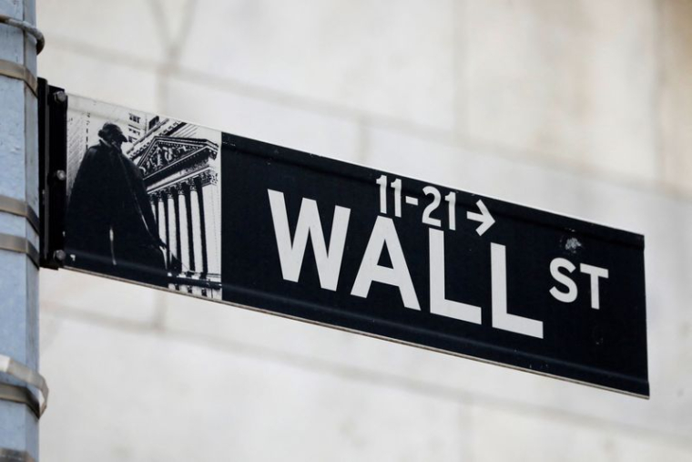 Un panneau indiquant Wall Street est visible à l'extérieur de la Bourse de New York (NYSE) à New York