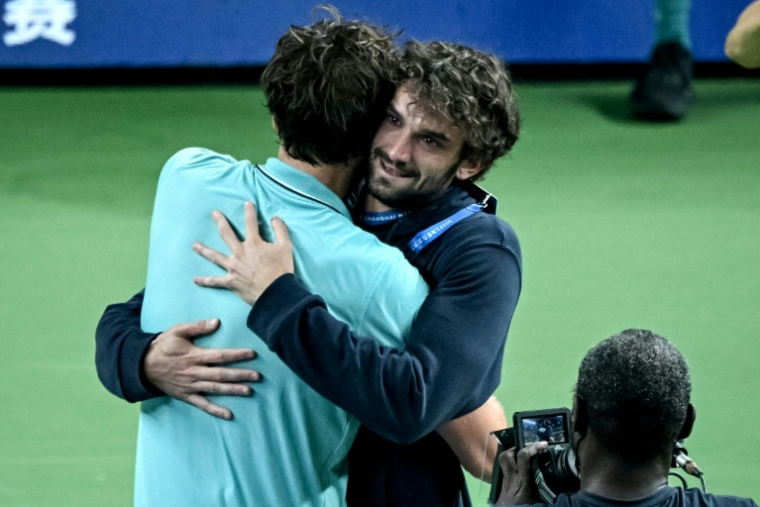 Le Français Arthur Rinderknech (G) et son cousin, le Monégasque Valentin Vacherot, s'enlacent après leur qualification respective pour la finale du Masters 1000 de Shanghai, le 11 octobre 2025 ( AFP / Jade GAO )
