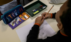 Les résultats des élèves français à l'enquête internationale Pisa de 2025 sont les plus bas jamais mesurés depuis la création de ce classement en 2000, mais la France se maintient dans la moyenne des pays de l'OCDE dans les trois matières évaluées ( AFP / JEFF PACHOUD )