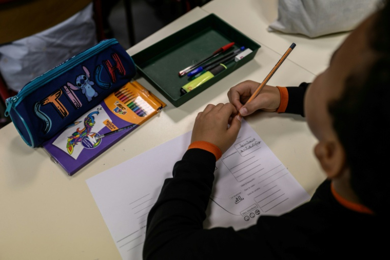 Les résultats des élèves français à l'enquête internationale Pisa de 2025 sont les plus bas jamais mesurés depuis la création de ce classement en 2000, mais la France se maintient dans la moyenne des pays de l'OCDE dans les trois matières évaluées ( AFP / JEFF PACHOUD )