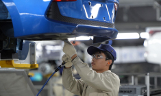 Un ouvrier dans une usine Hyundai à Cangzhou (province du Hebei, au nord de la Chine), le 21 février 2017. ( AFP / STR )