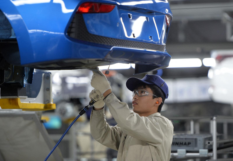 Un ouvrier dans une usine Hyundai à Cangzhou (province du Hebei, au nord de la Chine), le 21 février 2017. ( AFP / STR )