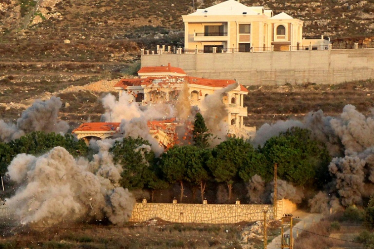 De la fumée s'élève d'un site bombardé par l'armée israélienne au sud du Liban, le 4 décembre 2025 ( AFP / KAWANT HAJU )