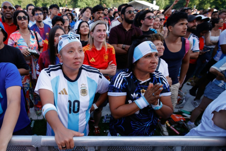 Des supporters de l'Argentine après la défaite de leur équipe face à l'Espagne, le 19 juin 2026 à Central Park, New York ( AFP / Leonardo Munoz )