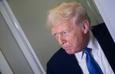 Donald Trump à bord d'Air Force One, le 16 mars 2025. ( AFP / BRENDAN SMIALOWSKI )