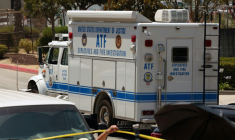 Un véhicule d'enquête sur les explosifs et les incendies du ministère de la Justice après une explosion dans un centre d'entraînement du département du shérif du comté de Los Angeles, le 18 juillet 2025 en Californie ( AFP / Patrick T. Fallon )