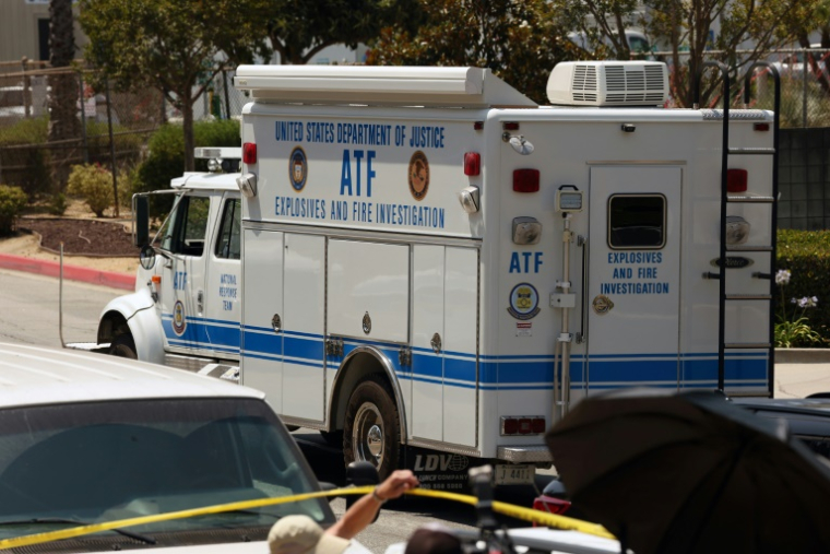 Un véhicule d'enquête sur les explosifs et les incendies du ministère de la Justice après une explosion dans un centre d'entraînement du département du shérif du comté de Los Angeles, le 18 juillet 2025 en Californie ( AFP / Patrick T. Fallon )