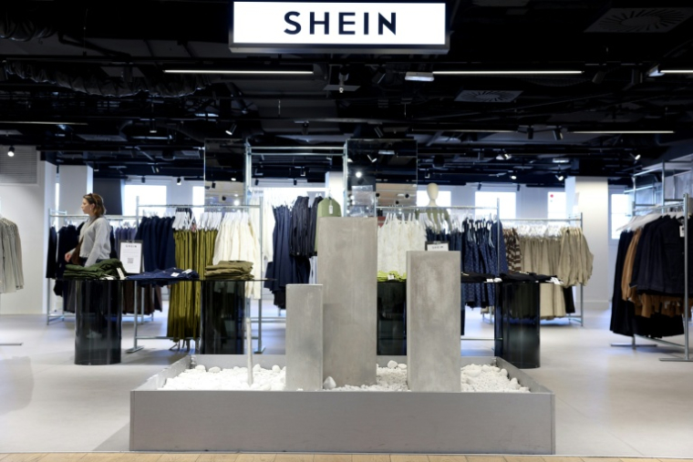 Un client traverse le corner dédié à la marque Shein au sein du BHV Marais à Paris, le 19 mars 2026 ( AFP / Charlotte SIEMON )