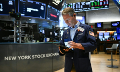 Un opérateur à la Bourse de New York le 13 juin 2025 ( AFP / ANGELA WEISS )