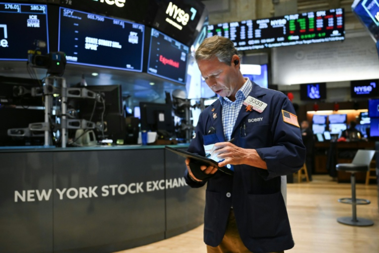 Un opérateur à la Bourse de New York le 13 juin 2025 ( AFP / ANGELA WEISS )