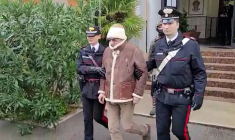 Cette image fournie par les Carabiniers italiens le 16 janvier 2023 montre le mafieux Matteo Messina Denaro (C) à Palerme ( ITALIAN CARABINIERI PRESS OFFICE / Handout )