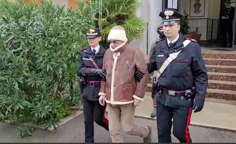 Cette image fournie par les Carabiniers italiens le 16 janvier 2023 montre le mafieux Matteo Messina Denaro (C) à Palerme ( ITALIAN CARABINIERI PRESS OFFICE / Handout )