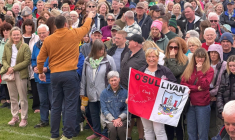 Des participants portant le même nom de Sullivan ou O'Sullivan, rassemblées dans le comté irlandais de Cork pour battre le record du monde du nombre de gens portant le même nom réunis en un seul lieu, le 30 mai 2026 à Castletownbere  ( AFP / Peter MURPHY )