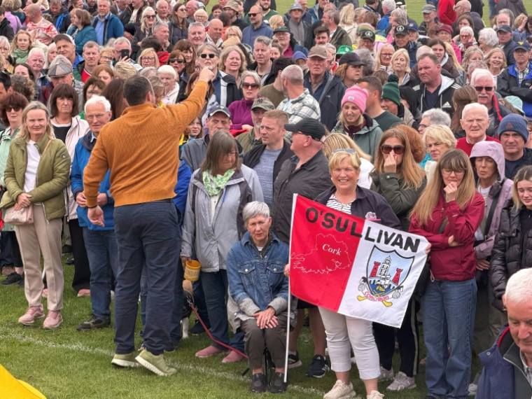 Des participants portant le même nom de Sullivan ou O'Sullivan, rassemblées dans le comté irlandais de Cork pour battre le record du monde du nombre de gens portant le même nom réunis en un seul lieu, le 30 mai 2026 à Castletownbere  ( AFP / Peter MURPHY )