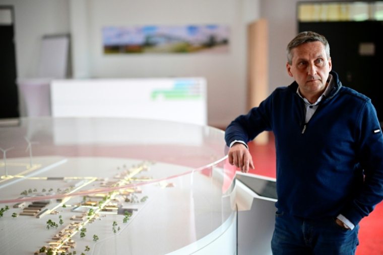 Michael Knape, maire sortant de Feldheim, dans l'est de l'Allemagne, pose le 25 mars 2026 à Feldheim  ( AFP / Tobias SCHWARZ )