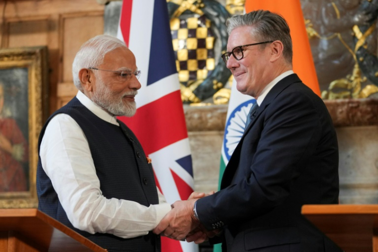 Le Premier ministre indien Narendra Mo et son homologue britannique Keir Starmer à l'issue d'une conférence de presse conjointe à Chequers, au nord-ouest de Londres, le 24 juillet 2025 ( POOL / Kin Cheung )