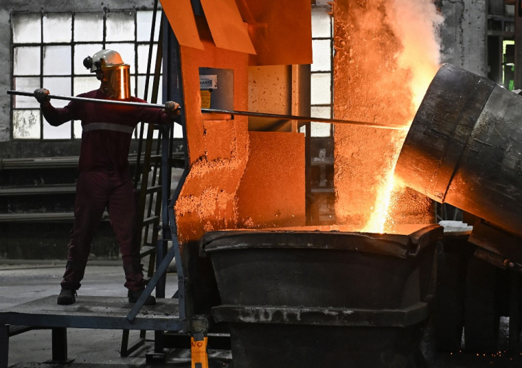 Un ouvrier dans une fonderie en mai 2025. ( AFP / ANDER GILLENEA )