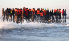 Des migrants tentent de traverser la Manche depuis le nord de la France