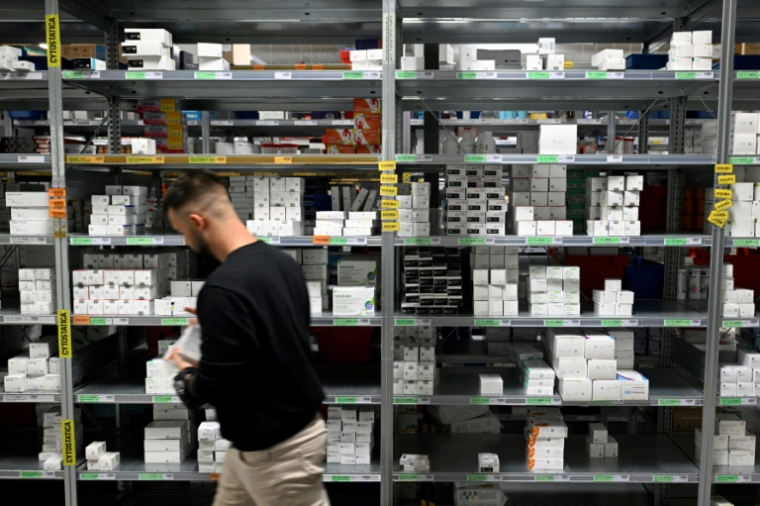 Les pharmaciens européens consacrent en moyenne 11 heures par semaine à gérer les pénuries ( AFP / Nicolas TUCAT )