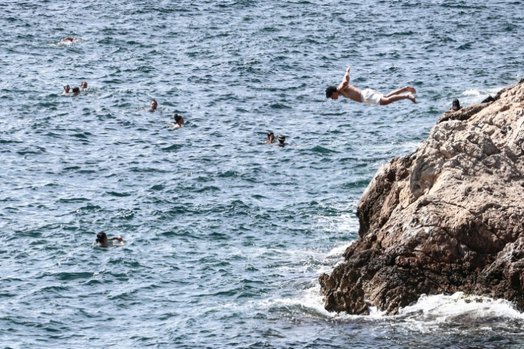 Un jeune saute de la corniche à Marseille le 11 août 2026 ( AFP / Thibaud MORITZ )