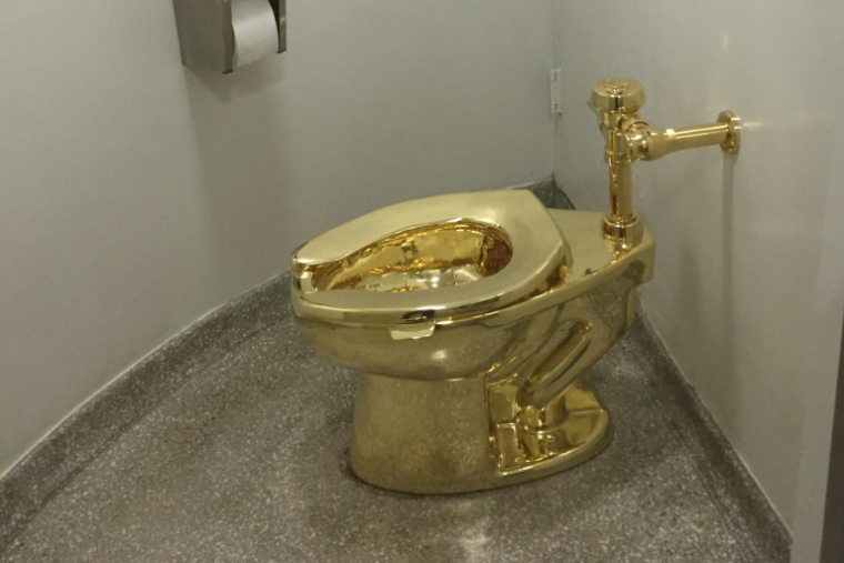 Les toilettes en or massif de l'Italien Maurizio Cattelan, baptisés "America", exposés au musée Guggenheim à New York le 15 septembre 2016 ( AFP / William EDWARDS )