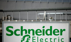 Le logo de Schneider Electric est visible à l'extérieur d'un bâtiment de l'entreprise à Nantes