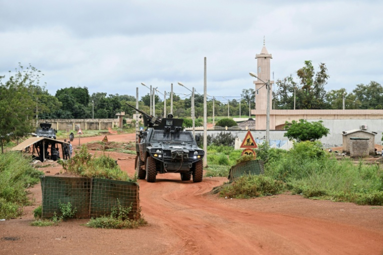 Des soldats ivoiriens patrouillent en véhicule blindé à Kafolo, près de la frontière du Burkina Faso, le 9 octobre 2025 en Côte d'Ivoire ( AFP / Issouf SANOGO )