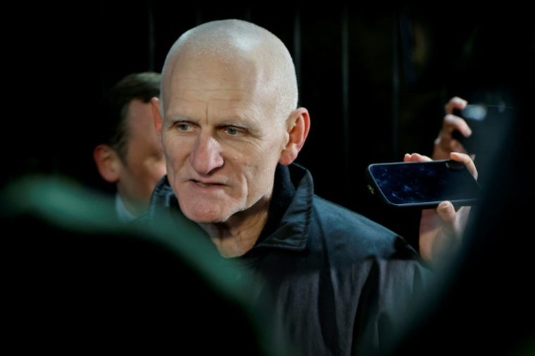 Le Prix Nobel de la Paix Ales Bialiatski s'exprime devant des journalistes à l'ambassade américaine, à Vilnius, après sa libération, le 13 décembre 2025 ( AFP / Petras Malukas )