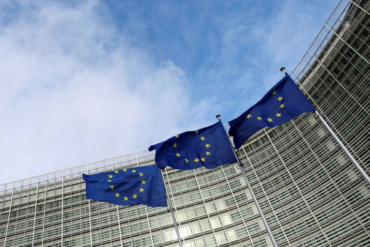 Des drapeaux de l'Union européenne flottent devant la Commission européenne à Bruxelles