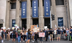 Des manifestants lors d'un rassemblement contre l'annulation de l'émission "Jimmy Kimmel Live!", à Hollywood, en Californie, aux Etats-Unis, le 18 septembre 2025 ( AFP / Chris Delmas )