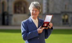 L'astrophysicienne britannique Jocelyn Bell Burnell nommée membre de l’ordre du Mérite de Saint-Michel et Saint-Georges (CMG), au château de Windsor, le 17 février 2026 ( POOL / Andrew Matthews )