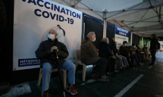 CORONAVIRUS: MACRON FAVORABLE À UN CONTRÔLE DES LABORATOIRES QUI PRODUISENT LE VACCIN