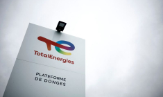Le logo de TotalEnergies est visible dans la raffinerie du géant pétrolier français TotalEnergies à Donges.