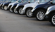 Des voitures sur un parking d'exposition